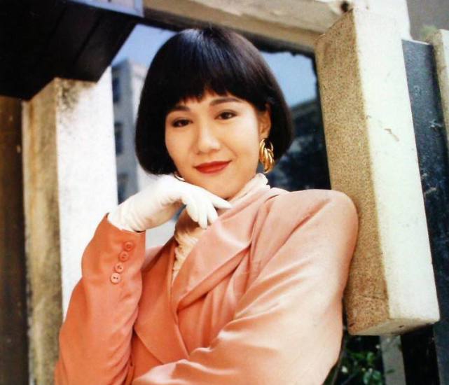 其实这部剧中也有白素贞这个角色,不过剧中叫的是白素素,也就是香港