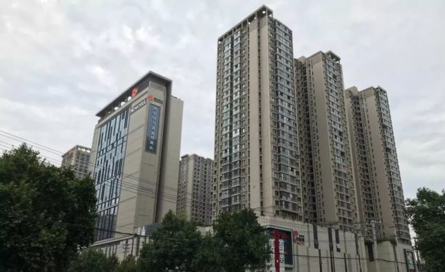 (龙首原印象城)这样的例子很多,比如附近的印象城,荣民龙首广场,盛龙