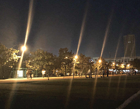 为啥大一新生喜欢晚上去操场 大多都是这3个原因 看破不说破