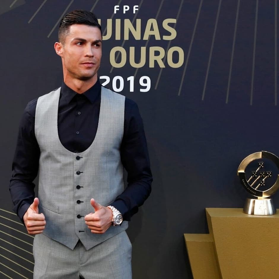 这是c罗第10次获得葡萄牙年度最佳球员,34岁的c罗身穿灰色西服马甲和