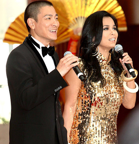 迈克尔·史密斯|她12年青春献给洋人，5年生3子被老公抛弃，今带三子回国捞金