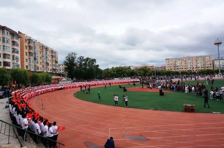 红歌颂祖国"活动,于8月31日早晨6点30分在东宁市体育场上隆重举行!