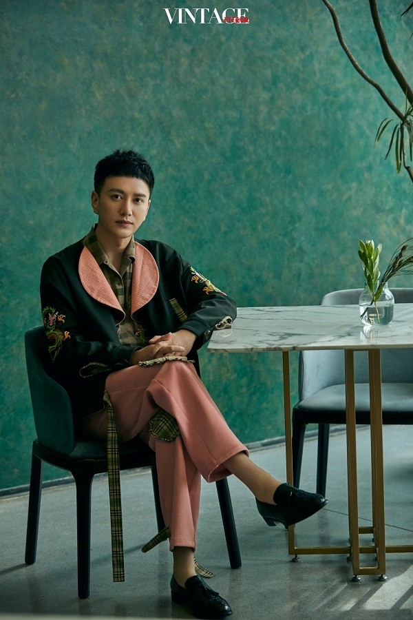 王仁君复古街拍,恣意随性诠释初秋新感觉