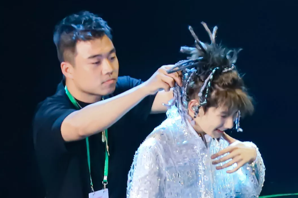 王源为好好读书特意剪了寸头,助理史强却没有陪同,粉丝坐不住了