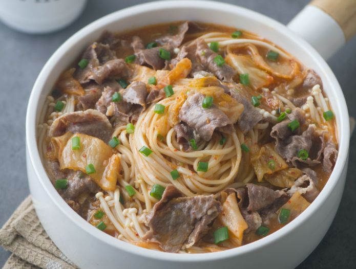 吃上一口就停不下来的肥牛火锅面,老厨师都这样做,面条更入味