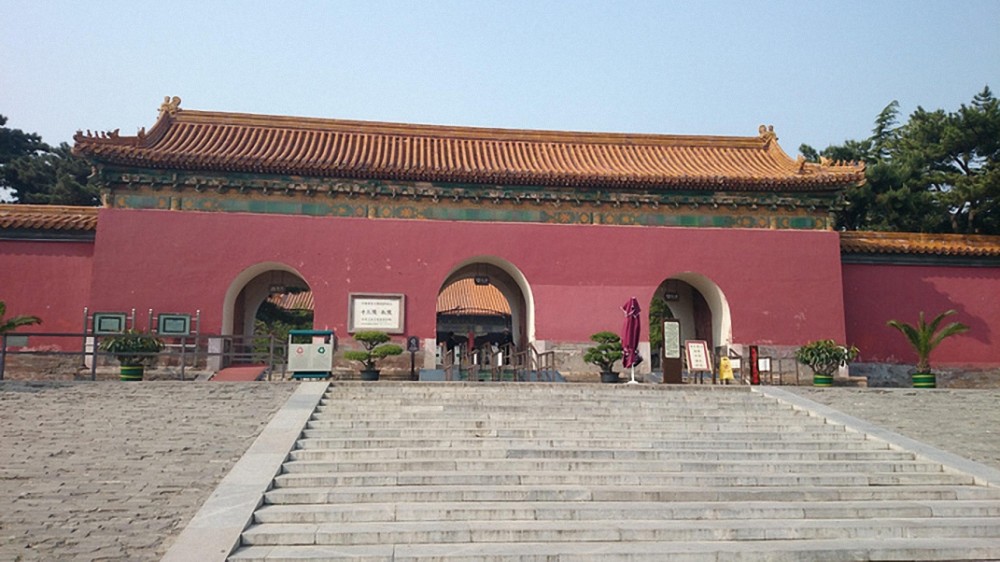 明定陵的身份牌进去后,马上可以远远望见浓荫里的明楼!