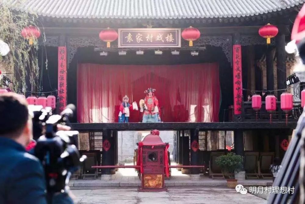 高污染的村办小企业陆续破产倒闭,袁家村成了一个空心村