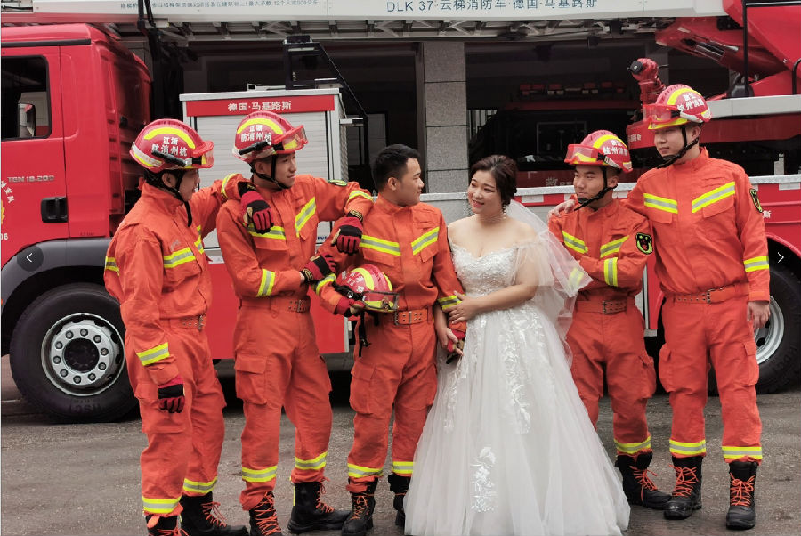 当你的婚纱相伴我的消防服 那是一幅怎样的画面
