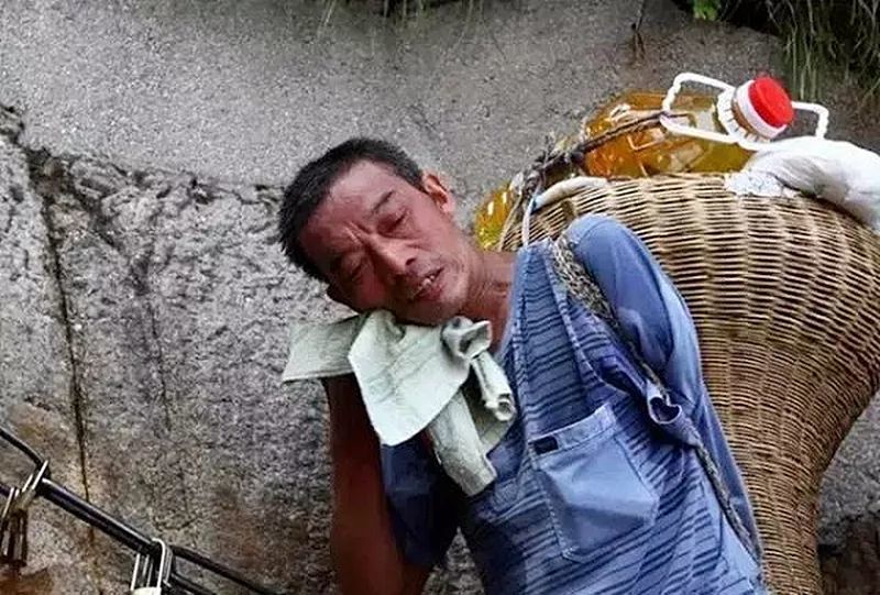 华山上的独臂挑夫