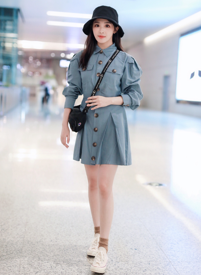 她在《知否》中出演明兰堂姐,穿帆布鞋露枯枝袜潮流时髦