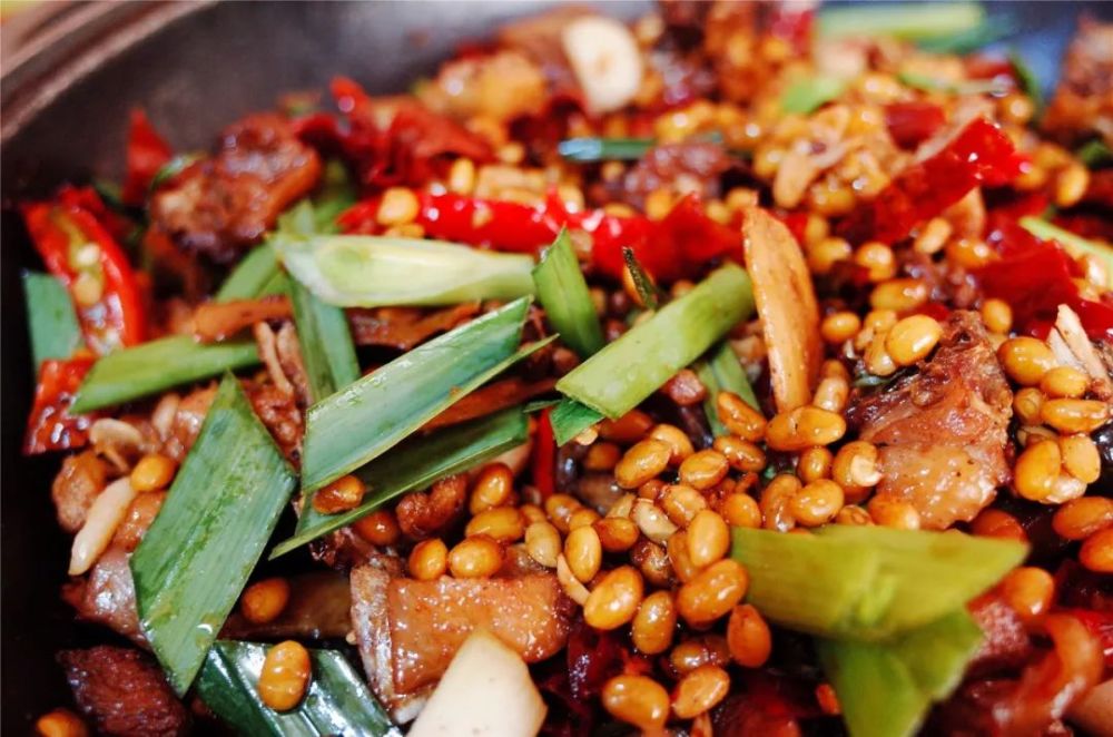 摄影:周羽舒 黄豆吸入鸡汁,变得干脆清香,而鸡肉由于浸入炒豆香味而