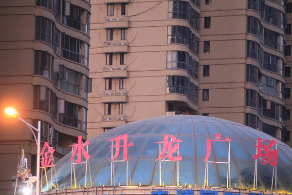 郑州市金水路,原来的曼哈顿广场招牌已经去掉,工人正在安装金水升龙