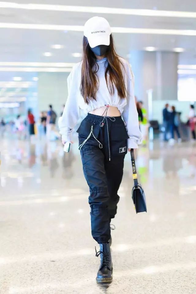 baby彩虹色的衣服凸显小蛮腰,搭配黑色的马丁靴酷帅少女一枚