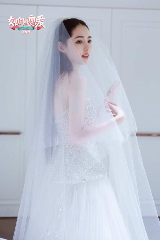 郭碧婷三套婚纱造型曝光,羽毛裙仙气,亮片裙个性,紫裙太吸睛