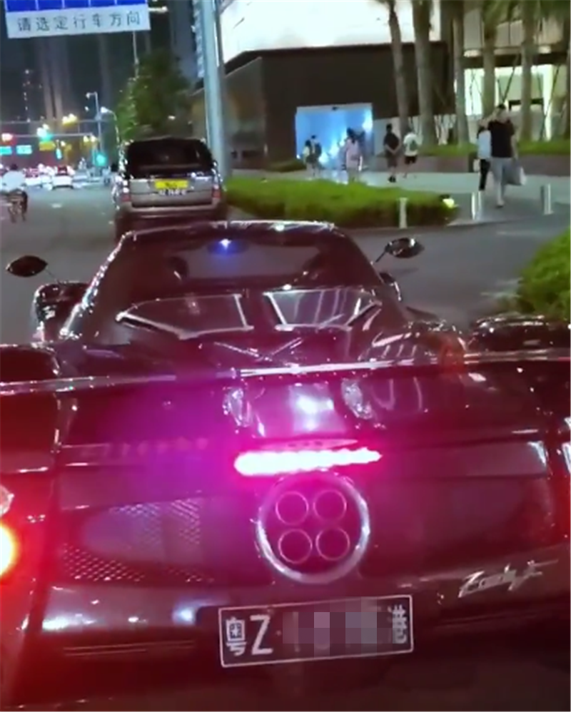 原来,这款帕加尼采用的是港澳通行证车牌,所以车牌颜色是"白字黑底"