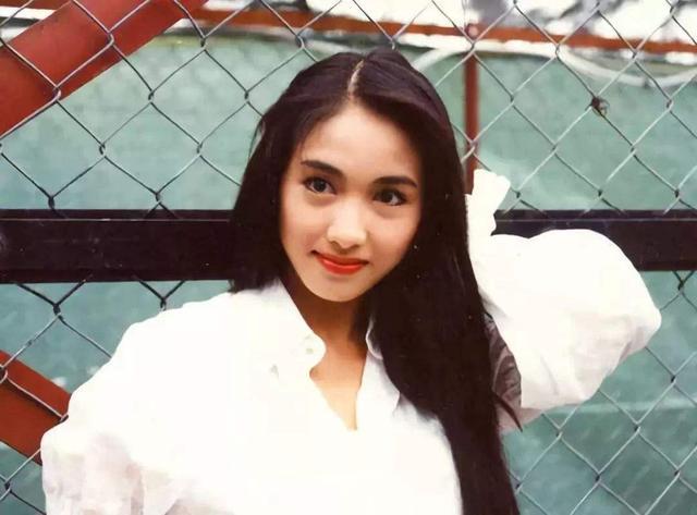 48岁黎姿近照曝光皮肤紧致甜笑迷人游艇上秀身材被赞女神依旧