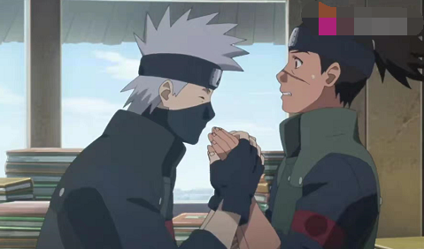 火影:卡卡西在办公室里紧握伊鲁卡的双手,木叶丸:打扰了!