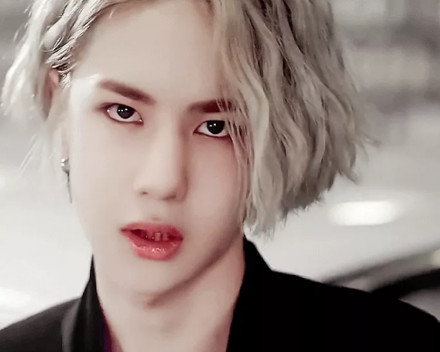 还记得18岁的王一博吗?一头金发上演"侧脸杀",网友:恋爱了