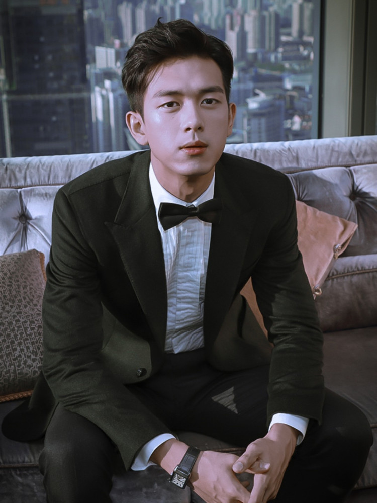 李现新造型来袭逗号刘海搭出少年感比大背头更有魅力