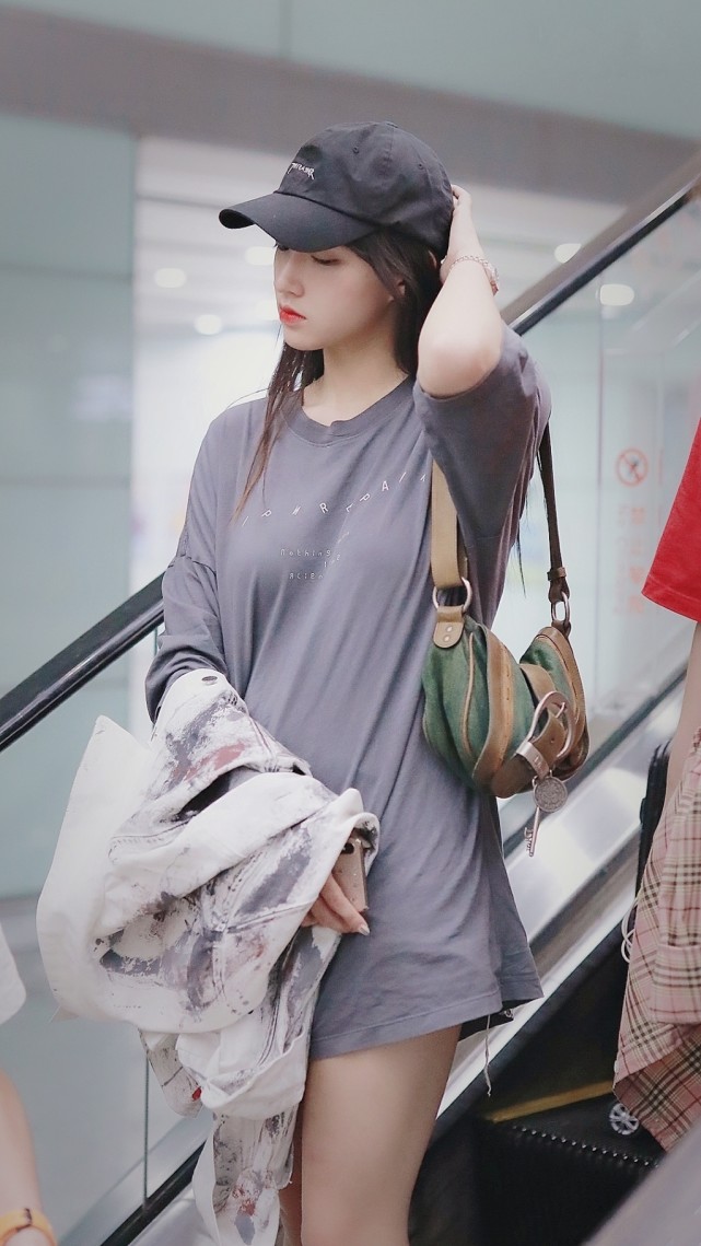 程潇机场被拍灰色t恤加棒球帽超帅气看到排骨腿我心动了