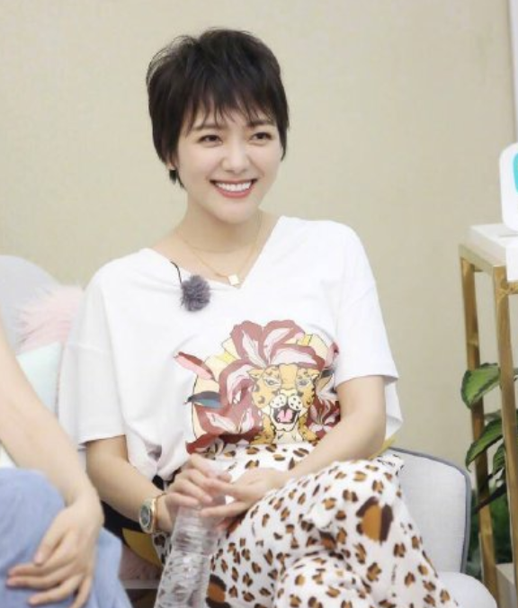 汪涵老婆杨乐乐近照,白色t恤搭配豹纹长裤,41岁身材似21岁