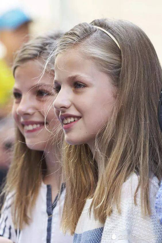 颜值一直在线的莱昂诺尔公主,笑容甜美,优雅气