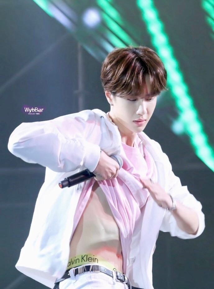 马天宇晒腹肌宣传新剧却被指不如李现王源王一博的腹肌好看