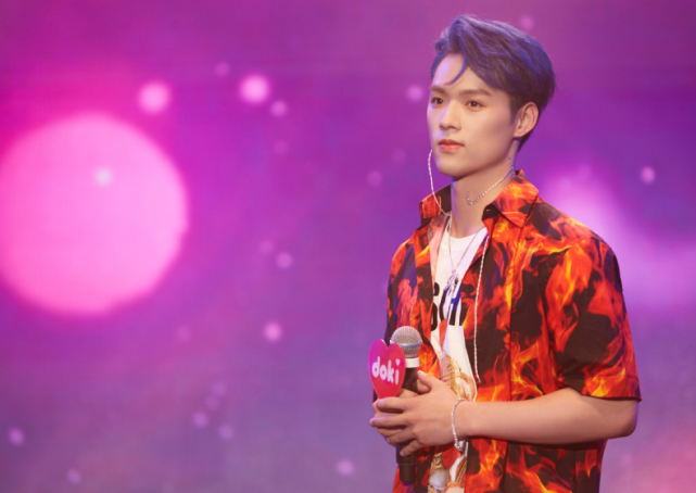 成龙亲外甥董又霖资源太好,被邀请做主持人,和邓伦相逢