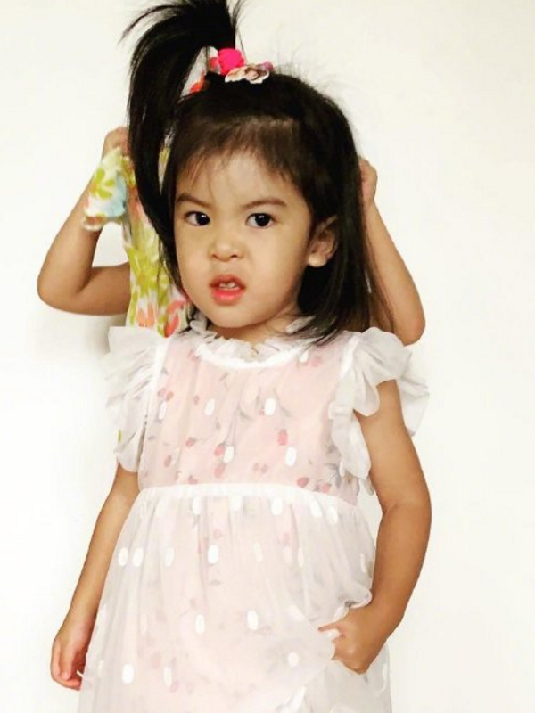 贾静雯小女儿才是整容式长大,五官精致完美逆袭,网友:姐姐输了