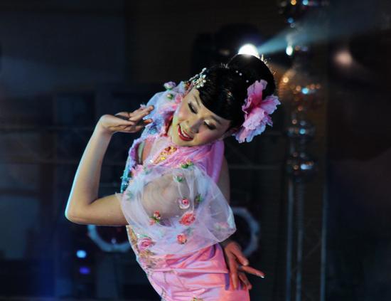 张扬也是一名特型的反串演员,而在圈中,大家都习惯以"黛玉"称呼他