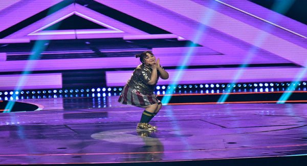 舞姿惊艳,三段不同风格的舞蹈表演让杨帆,蔺清瑜两位主持人眼前一亮