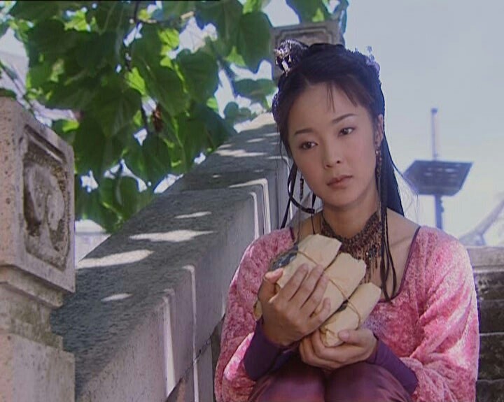 而像是在白蛇传里面饰演的是一个叫做连翘的小女孩,在里面也是同样的