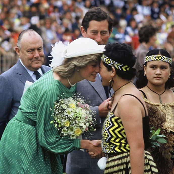 英国王室成员行碰鼻礼的瞬间组图