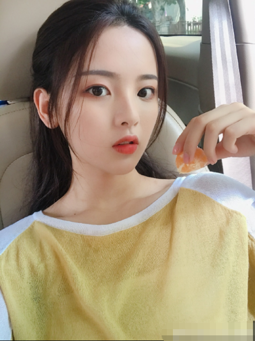 杨超越的"龙须刘海"火了,减龄又瘦脸,网友:太好看