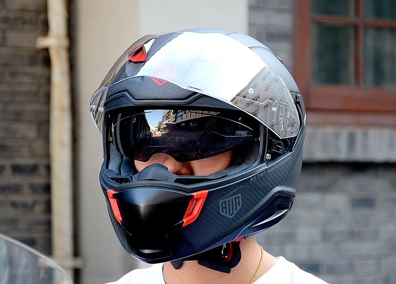 堪称国货之光,不输国际大牌,品质最好国产碳纤维头盔,两千元