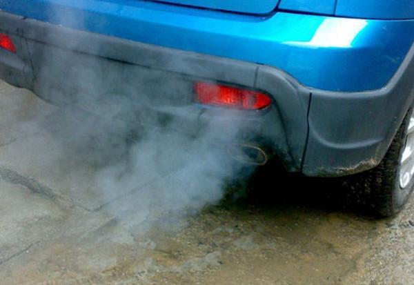 汽车排气管冒烟 到底是怎么回事 经常开车的你得知道
