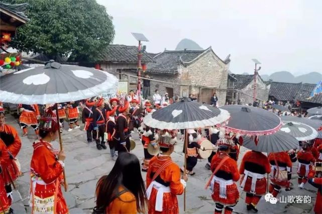 瑶族三宝挂身旁高脚雨伞挡太阳钩咀柴镰腰上架脚踏台阶上山岗脚踏台阶