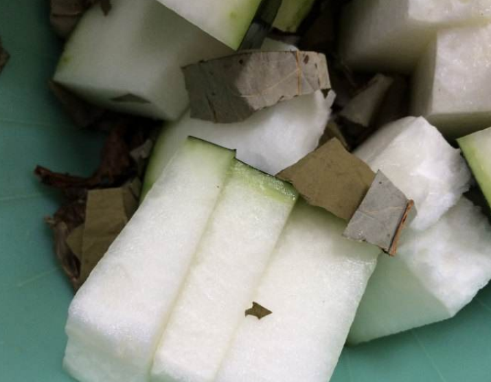 荷叶加一物,是穷人"冬虫夏草",每天喝一点,控三高还刮脂减肥