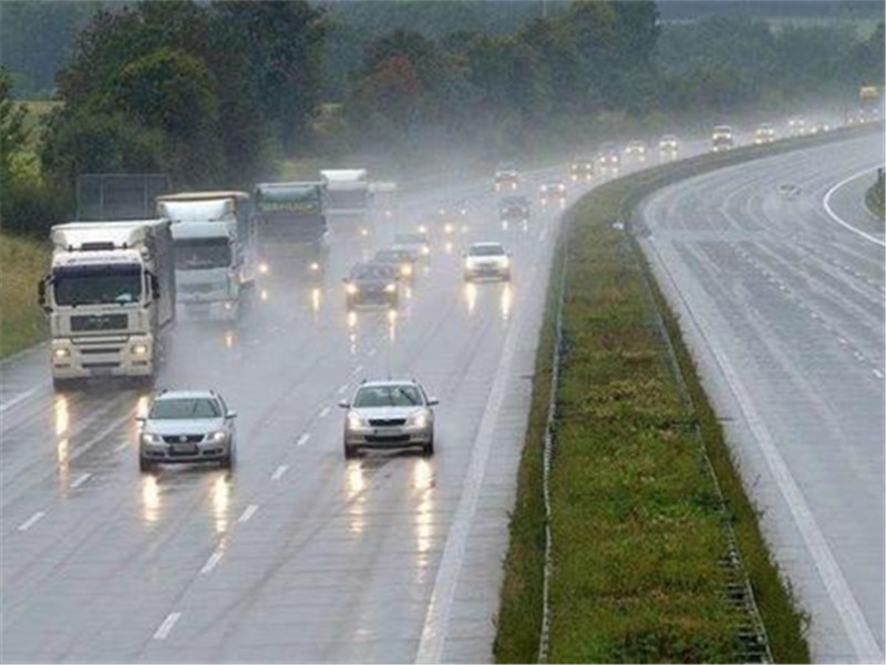 高速行车突然下暴雨咋办 老司机 做到4点 雨再大也无所畏惧