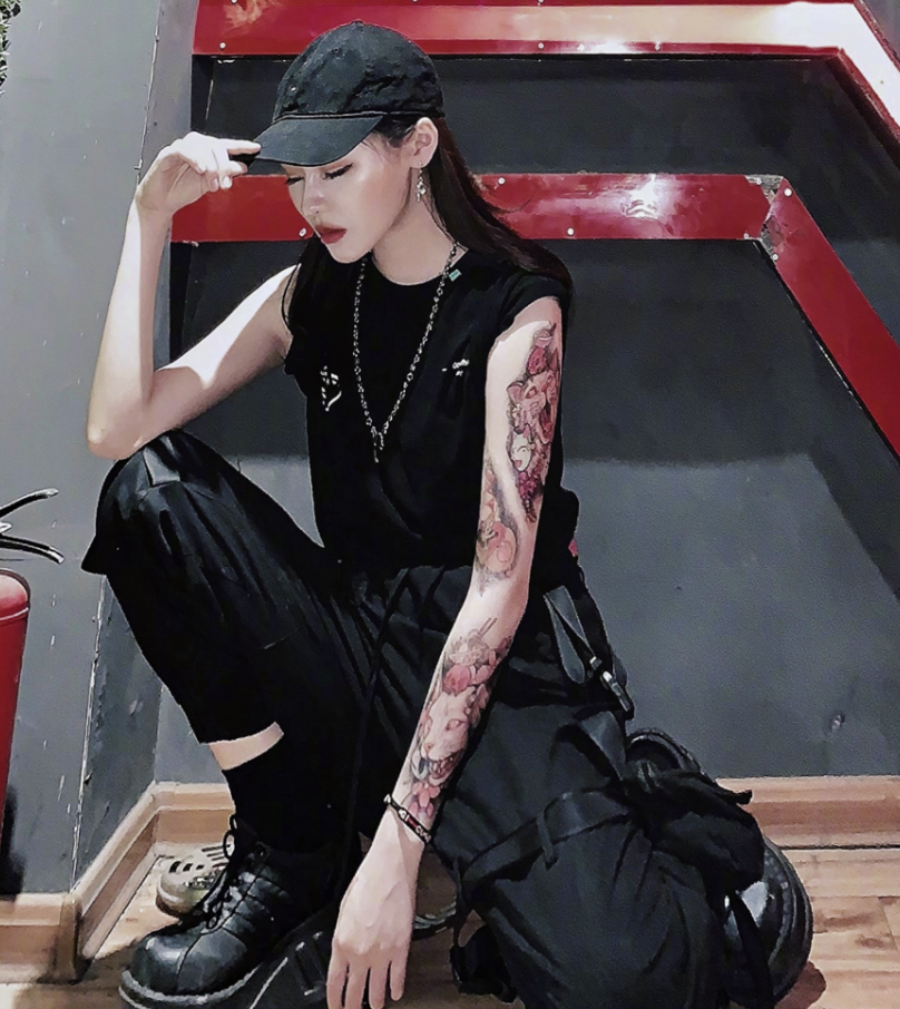 杨馥宇踩10cm"蜂窝煤鞋",因鞋子太重站不稳,却巨显腿细