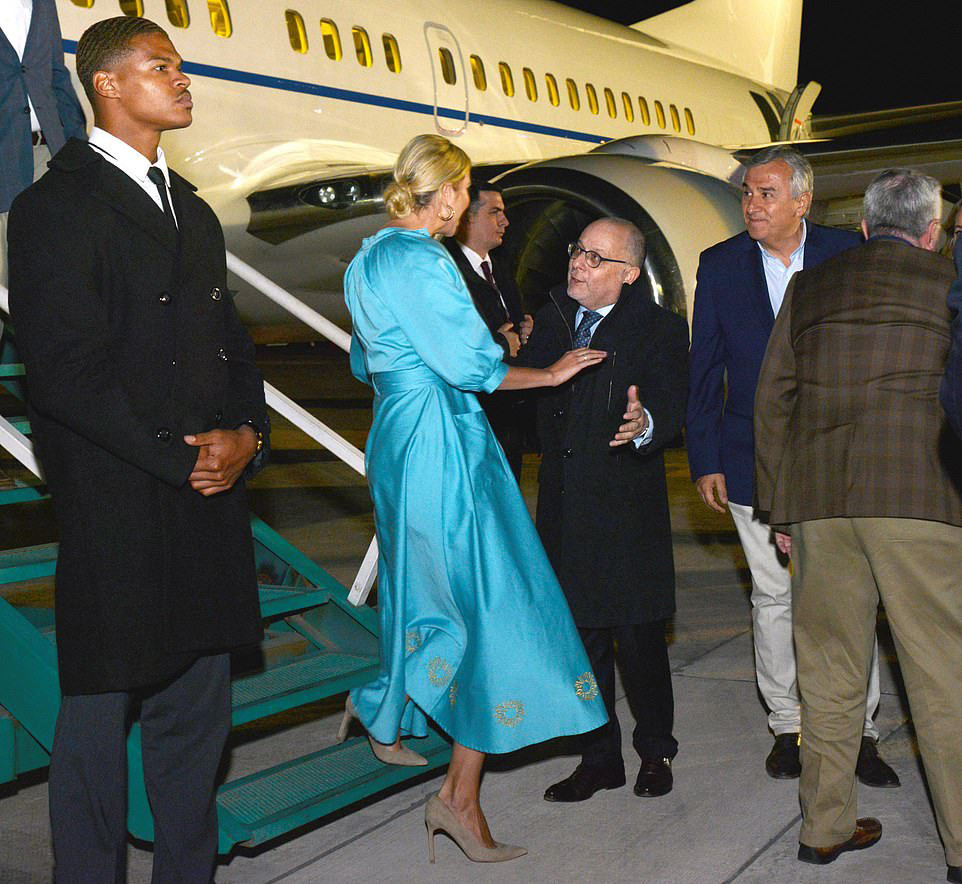 伊万卡出访7套裙装都是高腰线,显腰细腿长!