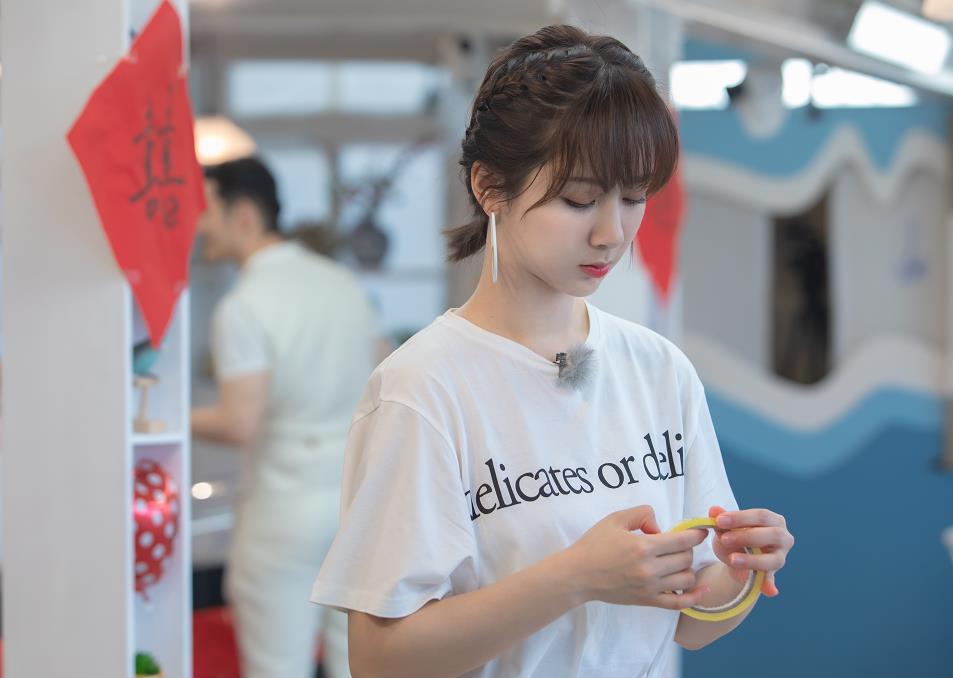 杨紫 中餐厅 最新造型 帅气西装 可爱半裙 歌手紫非常可