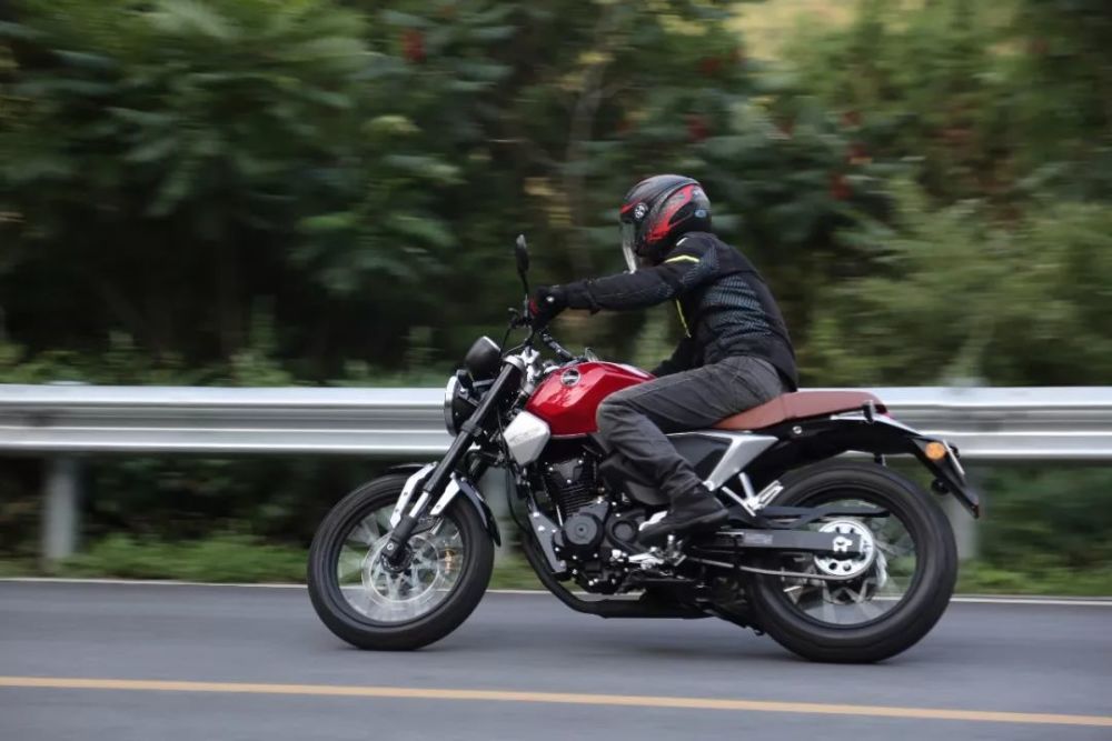 车评:五羊-本田鸷道cb190ss,一款需要细细品味的运动复古车!