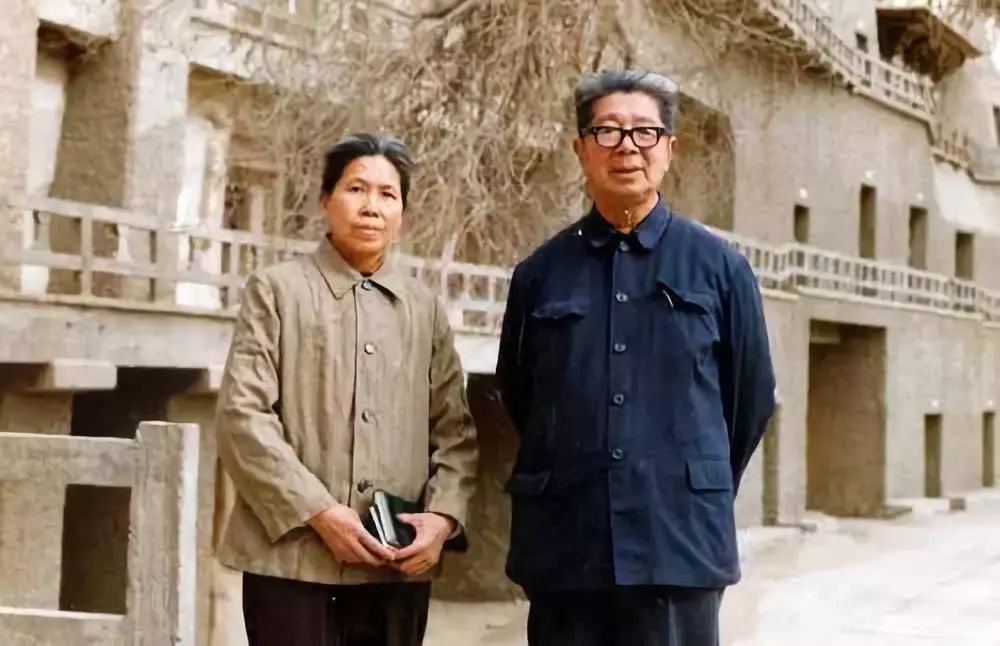 常书鸿(右),李承仙夫妇当常嘉陵的姐姐常沙娜和弟弟常嘉煌先后为