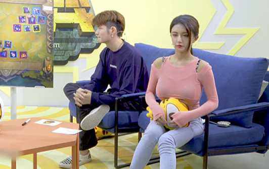 古阿扎一走,虎牙就请了双胞胎姐妹花,男嘉宾:我觉得想去厕所