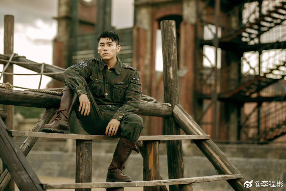 李程彬烈火军校里跳崖不用替身当年做群演买不起饭