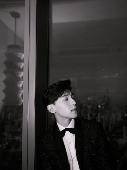 董又霖首次主持,西装和运动风的混搭亮眼,银灰色短发似阳光男孩