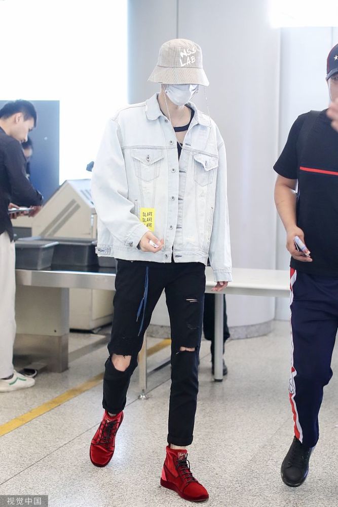 长腿欧巴!木子洋穿黑长裤腿长"一米八",脚踩红色运动鞋超吸睛