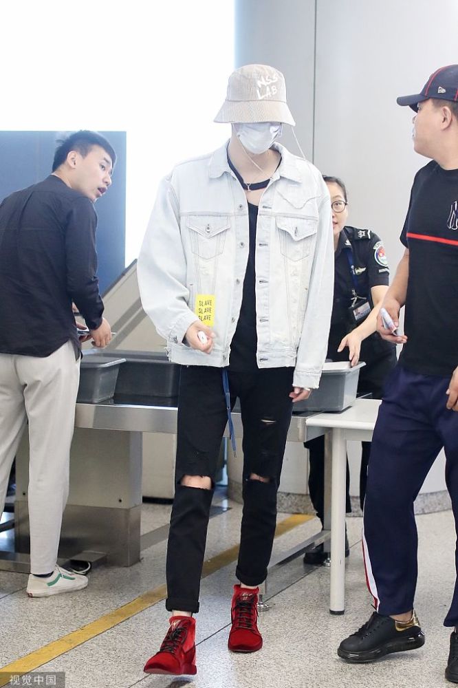 长腿欧巴!木子洋穿黑长裤腿长"一米八",脚踩红色运动鞋超吸睛