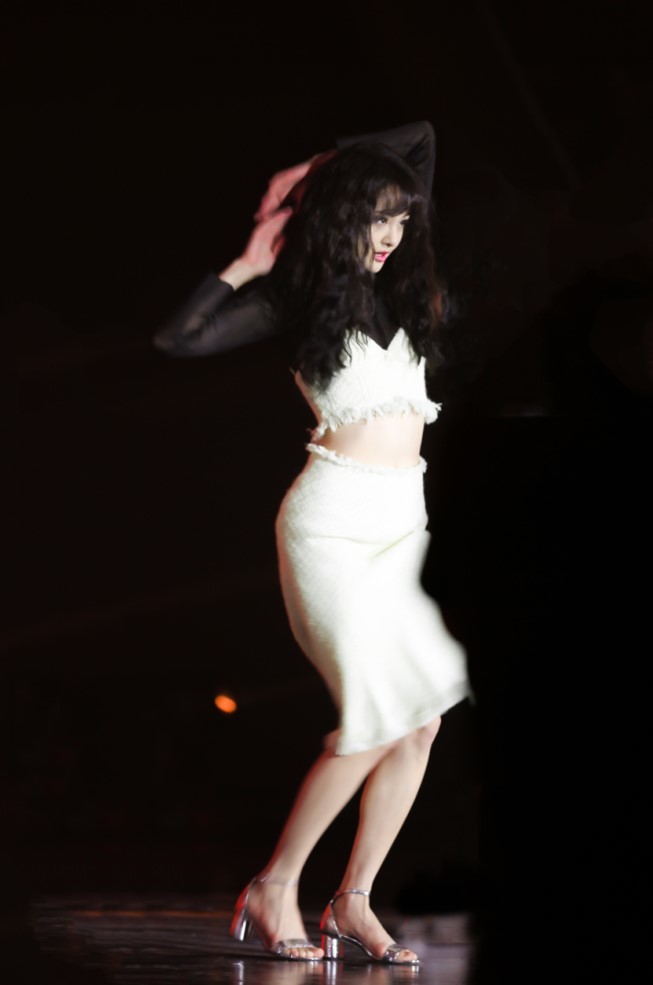 天不怕就怕郑爽穿"断层裙"跳舞,中间空出5cm,这腰美哭张恒